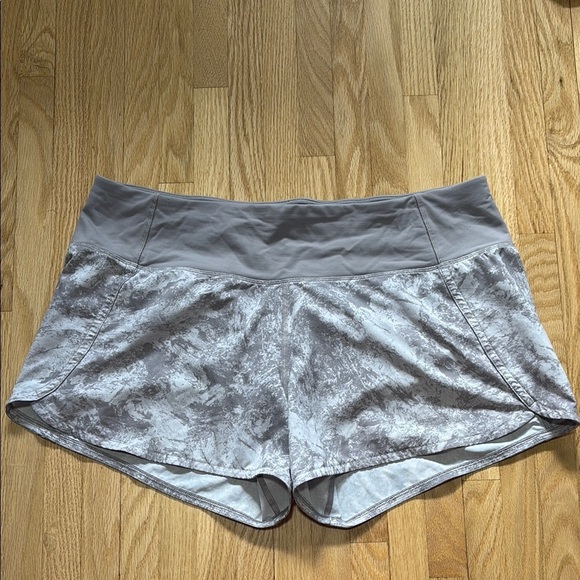 Lululemon Run Times Shorts 2 - Sz10 in Washed Marble Alpine White Silverscreen - Picture 1 of 6